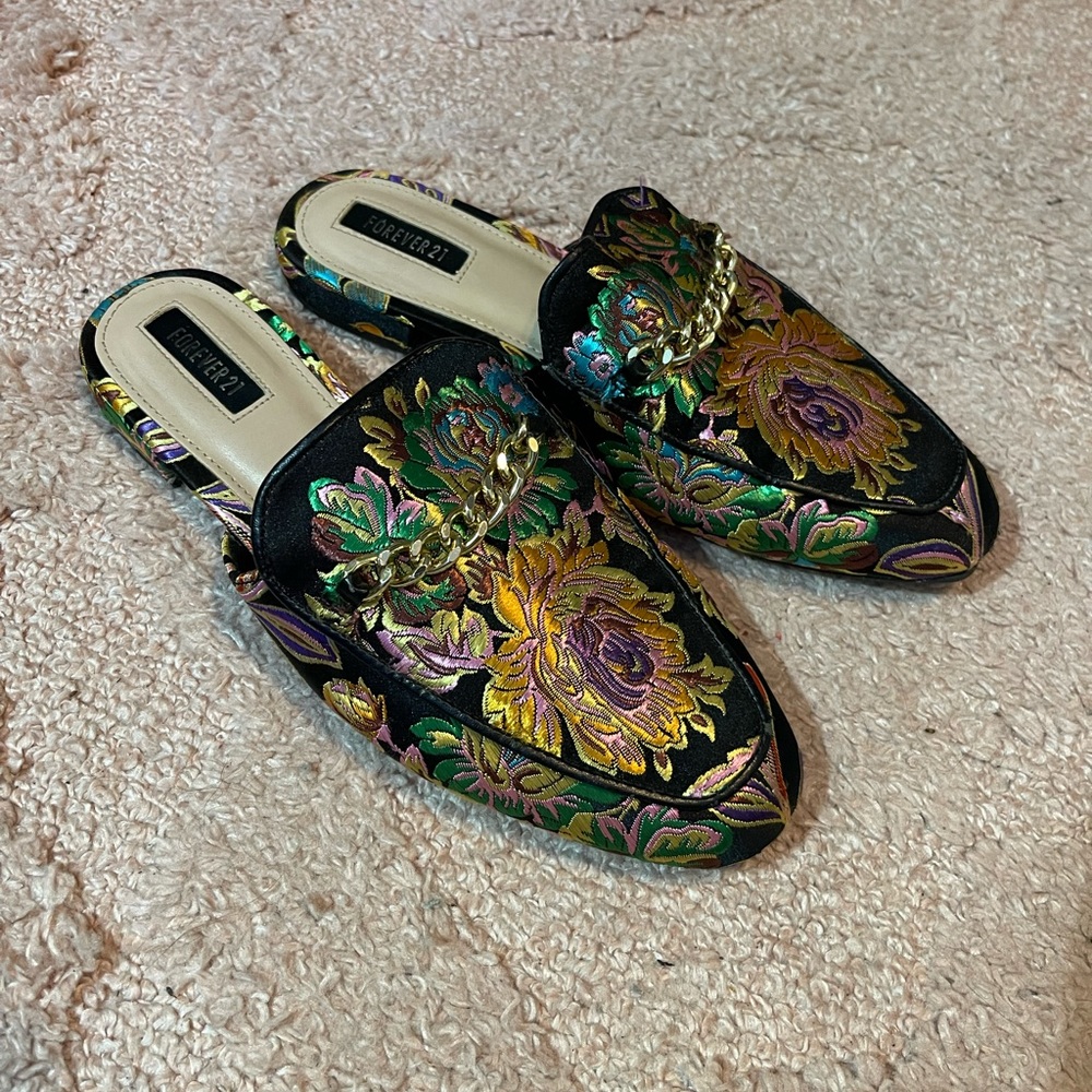 So so cute colorful silky material with accent chain mules!